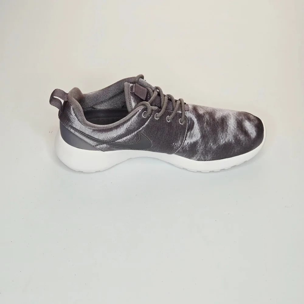 Nike Women Roshe One Premium Gunsmoke Grey Platinum Sneakers 833928-006 Sz 6.5